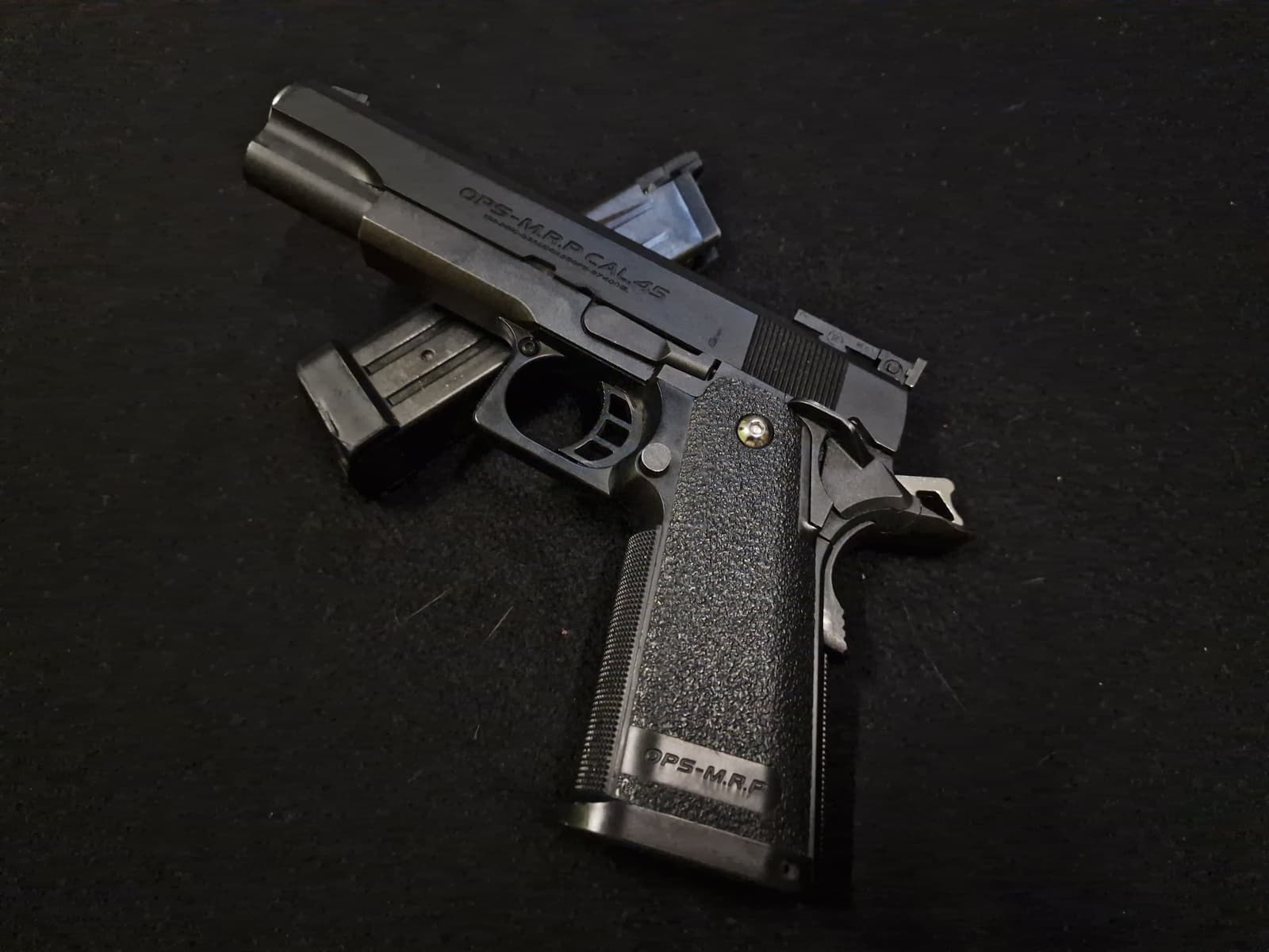 Pistolet airsoft GBB type 1911 calibre .45 avec chargeur additionnel