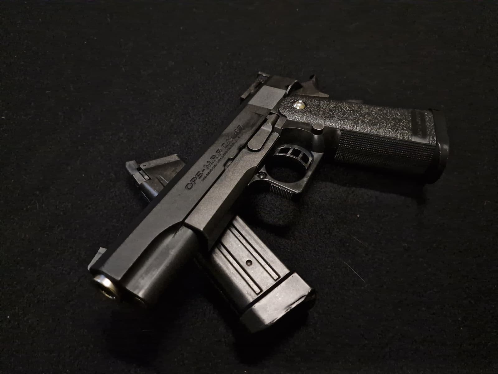 Pistolet airsoft GBB type 1911 vue rapprochée du marquage sur la carcasse